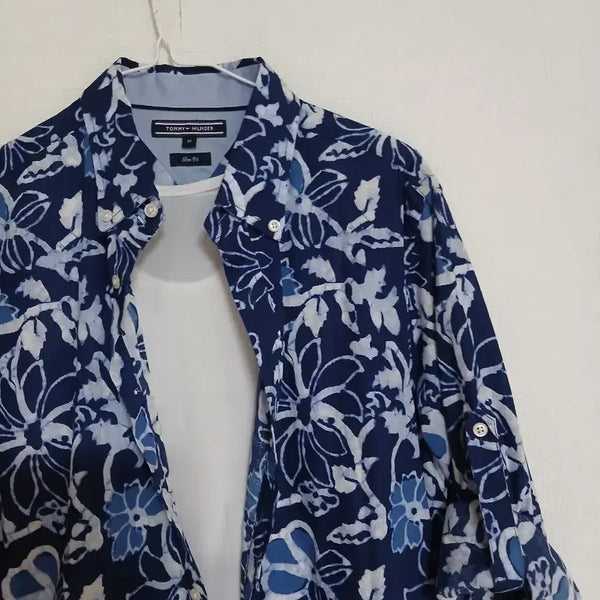 [BUNJANG] Tommy Hilfiger Slim Fit Navy Floral Pattern Shirt / 타미힐피거의 매력적인 플라워 패턴 셔츠예요슬림핏으로 나온 66 사이즈이며, 시원한 네이비 색상에 화사한 꽃무늬가 돋보여요단품으로도, 안에 흰색 티셔츠와 함께 레이어드해서 입기에