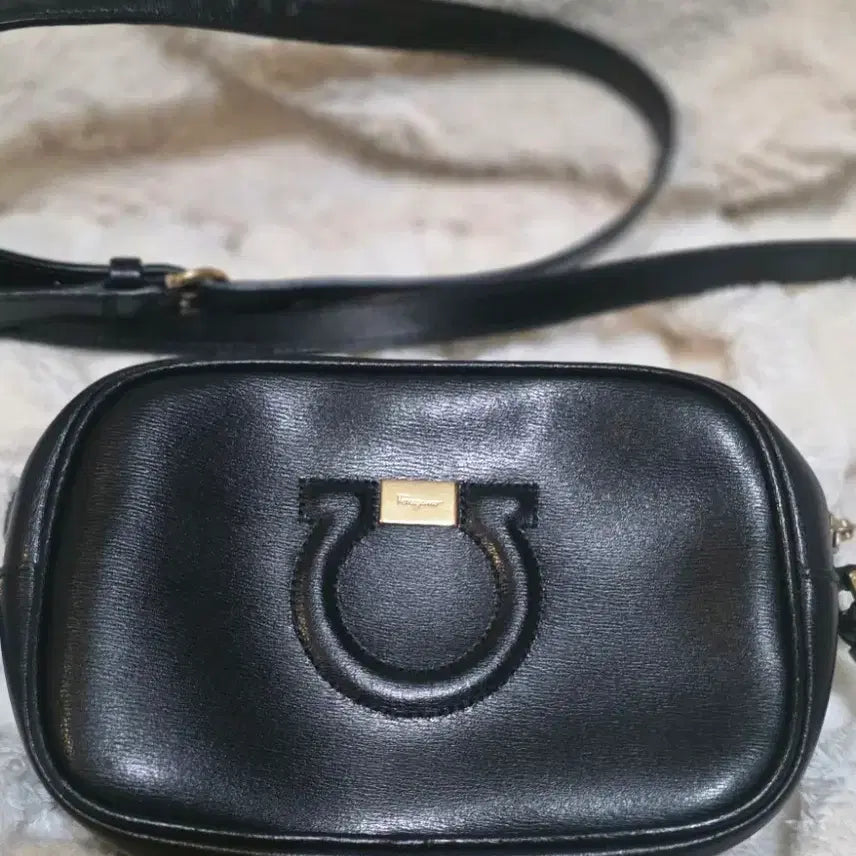 [BUNJANG] Salvatore Ferragamo Gancini Crossbody Bag Black / 페라가모 간치니 크로스백 블랙