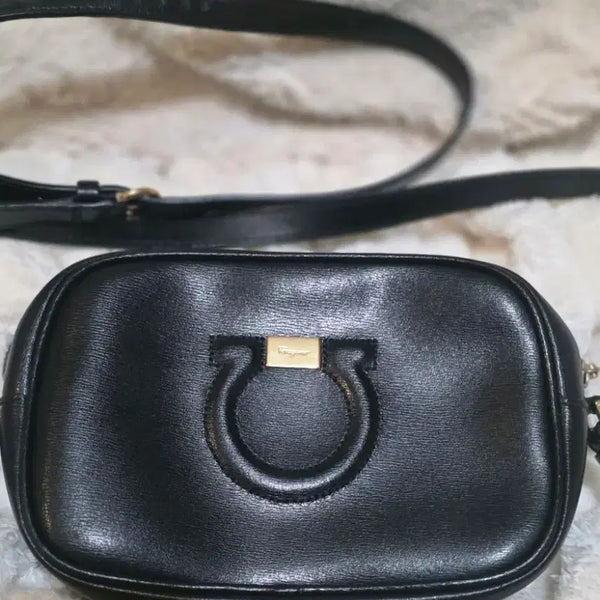 [BUNJANG] Salvatore Ferragamo Gancini Crossbody Bag Black / 페라가모 간치니 크로스백 블랙