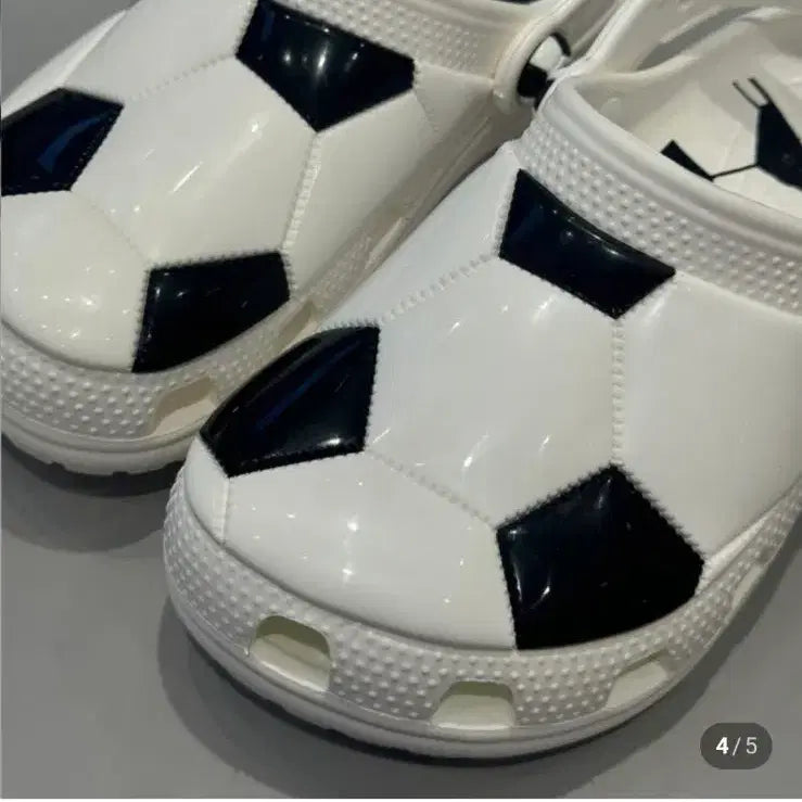 [BUNJANG] Crocs Classic Soccer Ball Clog / 크록스 클래식 축구공 클로그 240사이즈