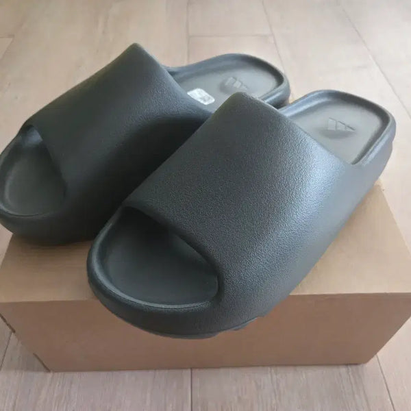 [BUNJANG] Adidas Yeezy Slide Dark Onyx / 아디다스 이지슬라이드 다크오닉스 275