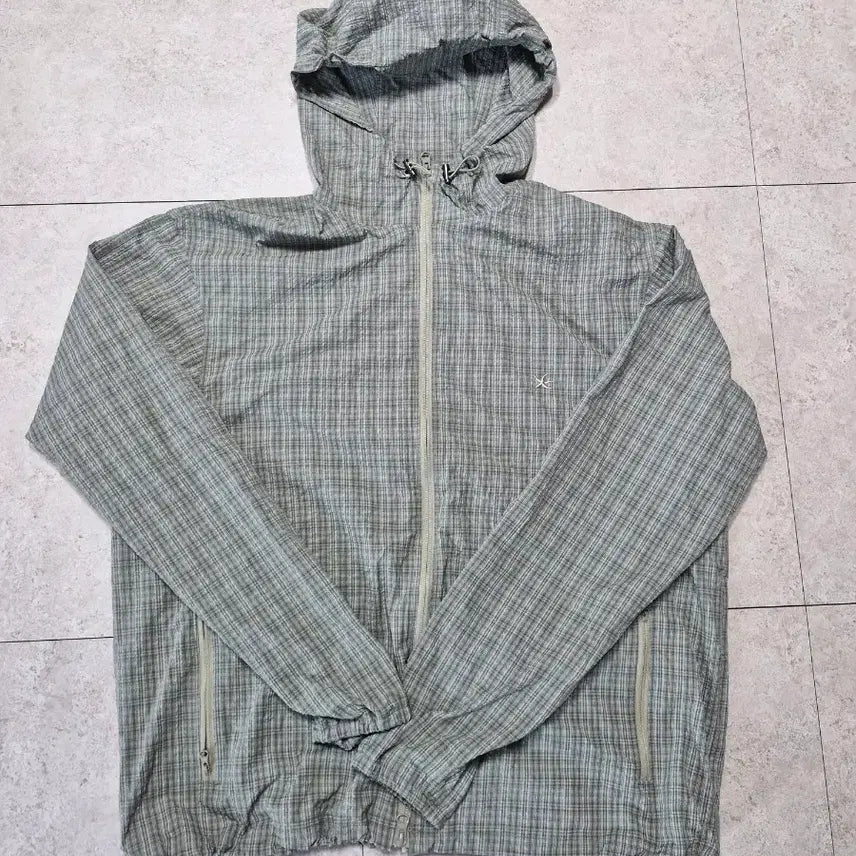 [BUNJANG] The Coldest Moment Windbreaker L Size / 더콜디스트모먼트 바람막이 L사이즈