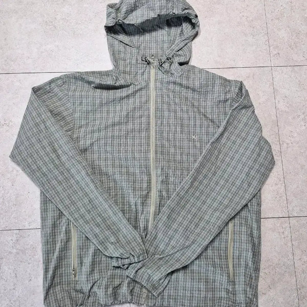 [BUNJANG] The Coldest Moment Windbreaker L Size / 더콜디스트모먼트 바람막이 L사이즈