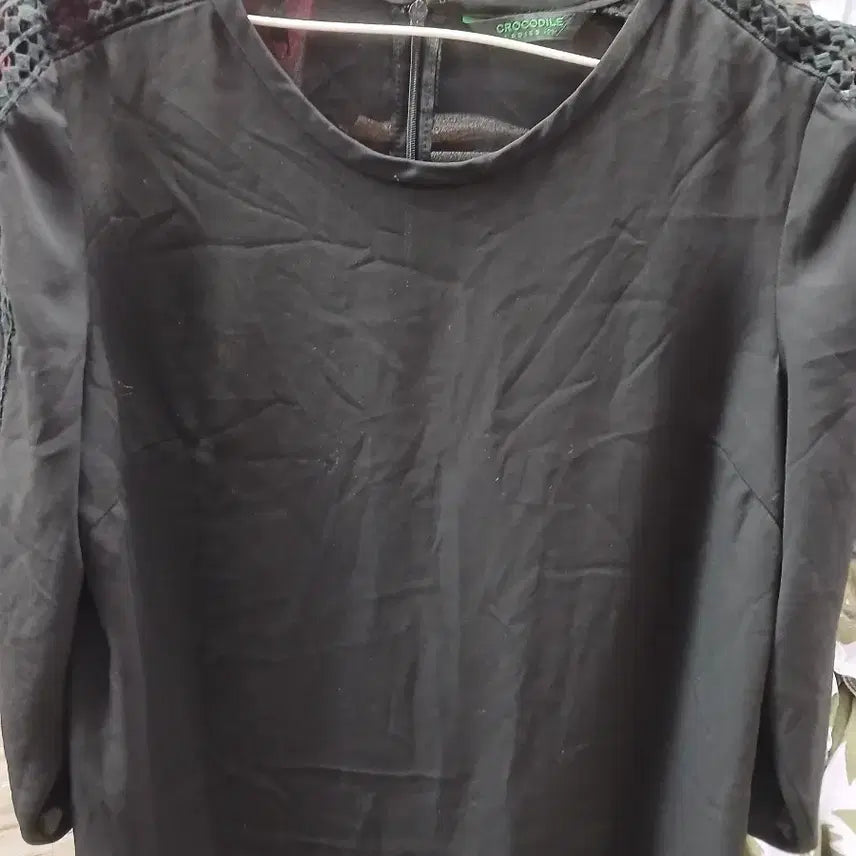 [BUNJANG] Crocodile Lace Detail Blouse Black 95 / 크로커다일 레이스 디테일 블라우스 블랙95