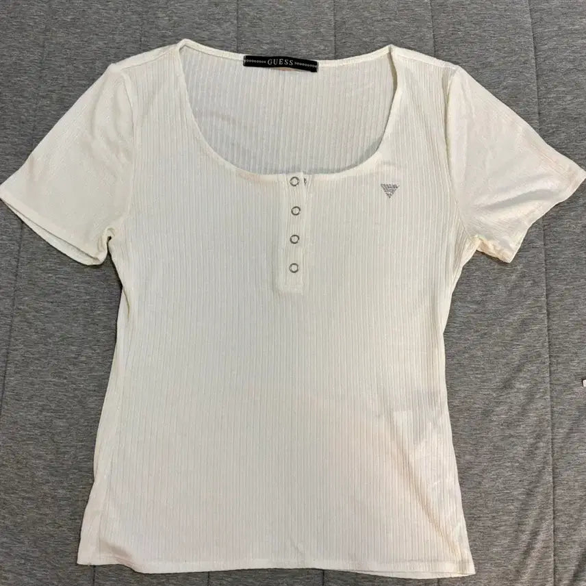 [BUNJANG] Guess Henry Neck Ribbed Short Sleeve T-Shirt White / Guess 게스 헨리넥 반팔 골지 티 화이트