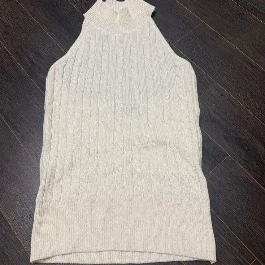 [BUNJANG] Brandy Melville Knit Halterneck Top / 브랜디멜빌 니트 홀터넥탑