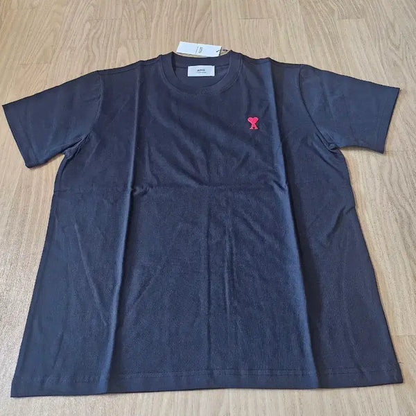 [BUNJANG] AMI Heart Embroidery Short Sleeve T-Shirt Black / 아미 반팔티 블랙 하트 자수