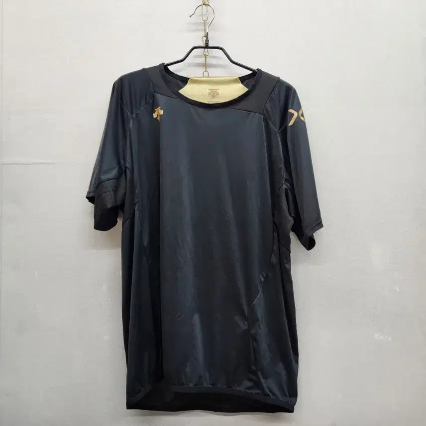 [BUNJANG] Descente Gold Logo Mesh Performance T-Shirt / 데상트 골드로고 메쉬 기능성 반팔티 95(M~L)