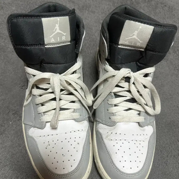 [BUNJANG] Nike Air Jordan 1 Retro High OG 'Wolf Grey' Sneakers / 나이키 조던 울프그레이