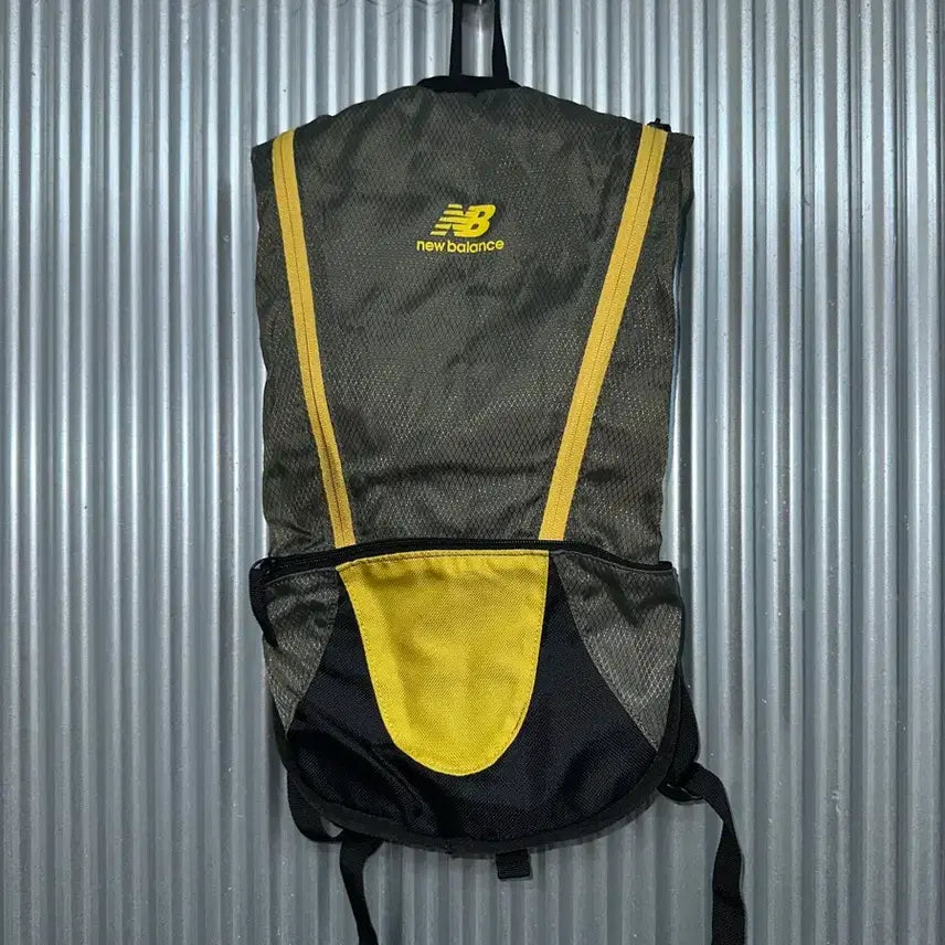 [BUNJANG] New Balance Lightweight Running Hydration Backpack - Khaki Yellow / [FREE] 뉴발란스 New Balance 경량 러닝 하이드레이션 백팩 카키 옐로우
