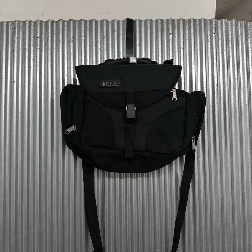 [BUNJANG] Columbia Black Multi-Pocket Crossbody Messenger Bag / [FREE] 컬럼비아 Columbia 블랙 멀티포켓 크로스백 메신저백