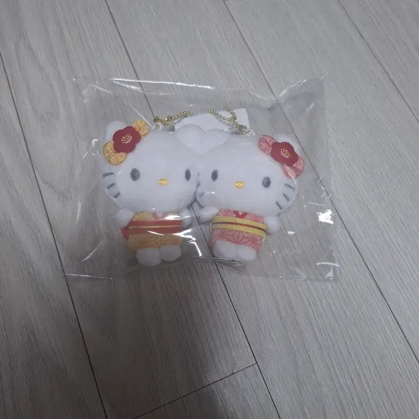 [BUNJANG] Sanrio Hello Kitty & Mimi Magnetic Plush Keychain Set / [새상품][산리오] 헬로키티 니코누이 자석 인형 키링