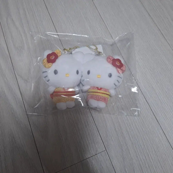 [BUNJANG] Sanrio Hello Kitty & Mimi Magnetic Plush Keychain Set / [새상품][산리오] 헬로키티 니코누이 자석 인형 키링