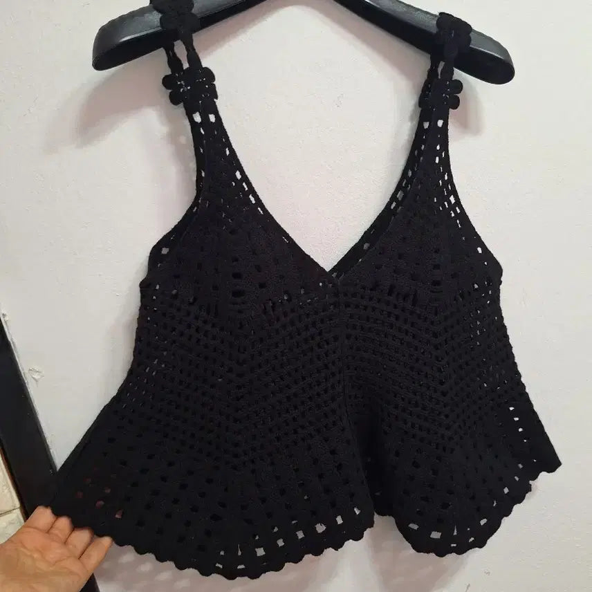 [BUNJANG] Black Crochet Flower Camisole / 블랙 크로셰 꽃잎 나시 깨끗함