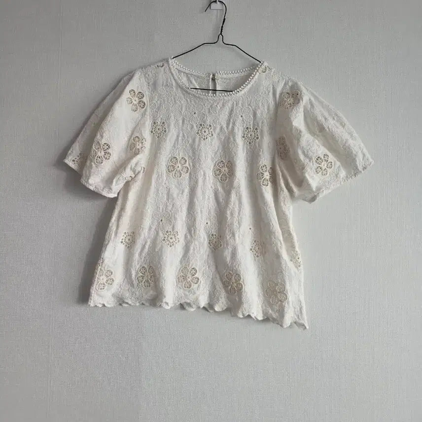 [BUNJANG] White Flower Embroidered Blouse / 화이트 플라워 자수 블라우스