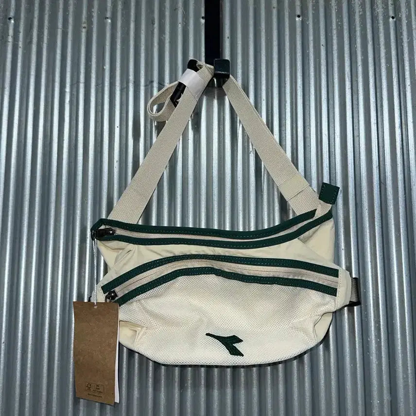 [BUNJANG] Diadora Sling Bag Crossbody Bag / [FREE] 디아도라 DIADORA 아이보리 그린 배색 슬링백 크로스백