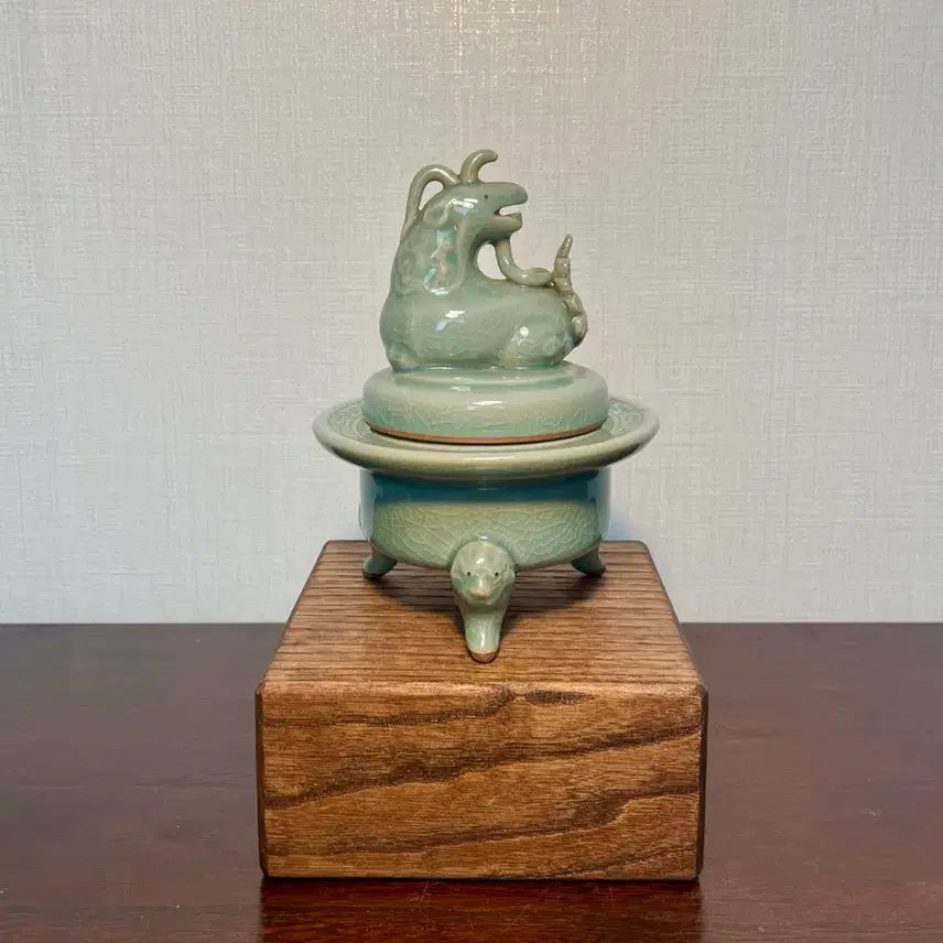 [BUNJANG] Korean Celadon Porcelain Incense Burner with Dragon and Beast Motif / 한국 전통 청자) 기린토향 귀면 삼족 도자기 향로