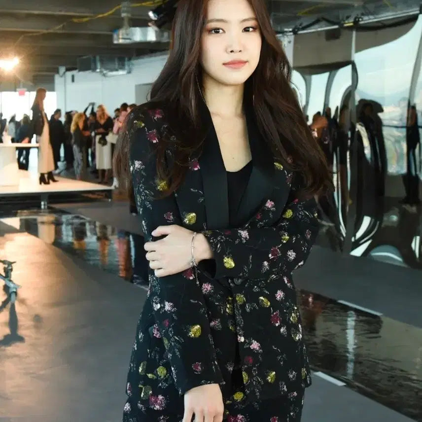 [BUNJANG] Club Monaco Flower Jacquard Tuxedo Blazer / 클럽모나코 플라워 프린트 턱시도 블레이저