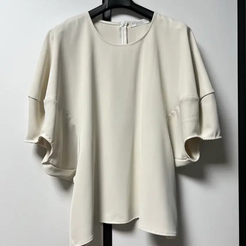 [BUNJANG] Flowy Fabric Balloon Sleeve Blouse / 찰랑 원단 벌룬 소매 블라우스