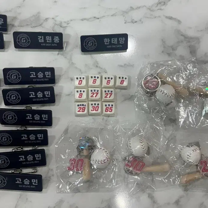 [BUNJANG] Lotte Giants Baseball Players Name Tag, Keycap, and Keyring Set / 롯데 자이언츠 한태양 전준우 김원중 전민재 등 키캡 명찰 키링