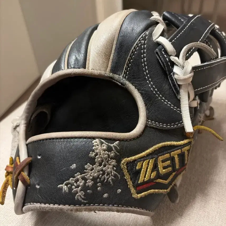 [BUNJANG] Zett Baseball Glove Black Sakura (Pro Status Vintage - Web Replaced with V Web) / 제트 야구 글러브 블랙 벚꽃 (프로스테이터스 연식용 교환 가능) 웹 교체 했습니다 브이웹으로 했습니다