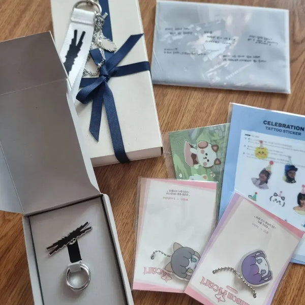 [BUNJANG] Le Sserafim Ring Badge Postcard Keychain Bundle Set / 르세라핌 반지 뱃지 역조공 엽서 키링 일괄 판매