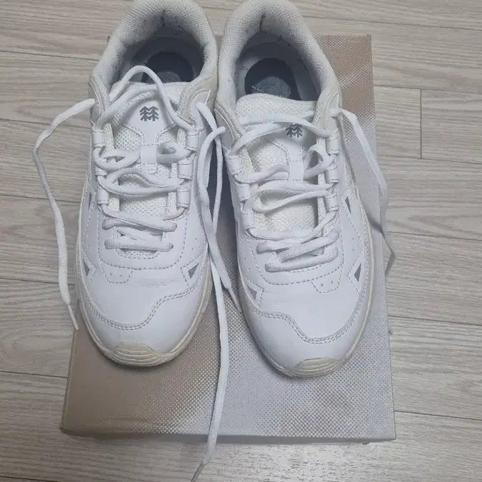 [BUNJANG] KOLON SPORT White Sneakers Vibram Sole / 코오롱 스포츠 흰색 스니커즈 비브람솔