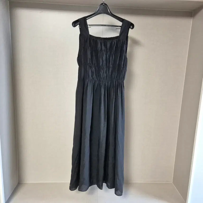 [BUNJANG] SJSJ Pleated Square Neck Sleeveless Dress Black / 82)SJSJ 2026  플리츠 스퀘어넥 슬리브리스 드레스 한섬