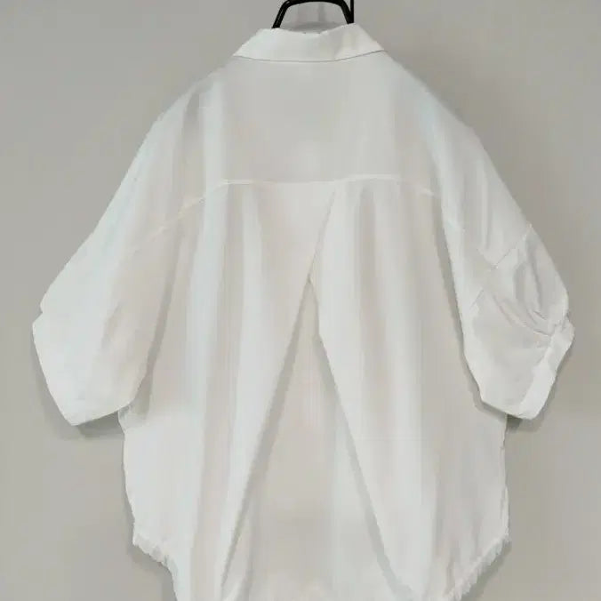 [BUNJANG] White Asymmetrical Hem Blouse with Back Pleats / 새옷 스판원단 흰색 뒷등 주름 앞뒤 언발기장 블라누스