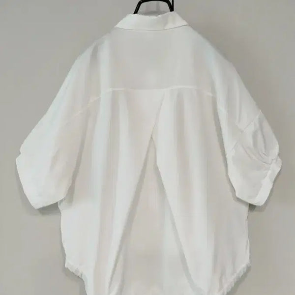 [BUNJANG] White Asymmetrical Hem Blouse with Back Pleats / 새옷 스판원단 흰색 뒷등 주름 앞뒤 언발기장 블라누스