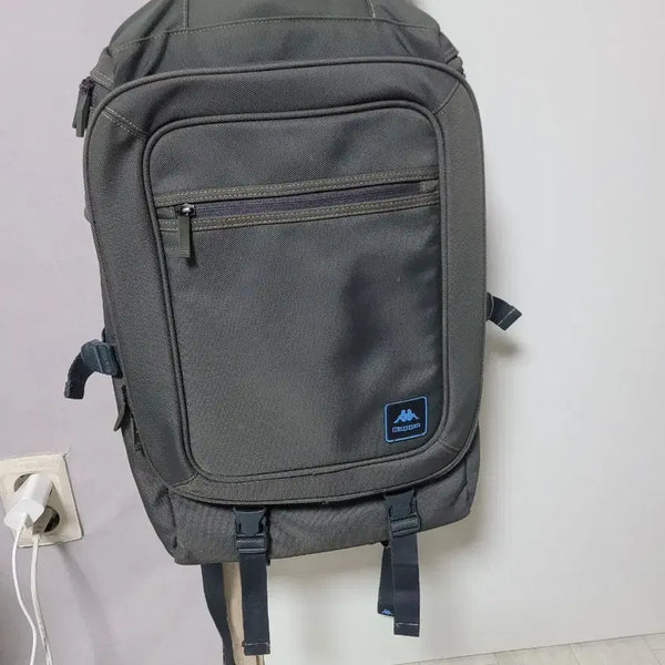 [BUNJANG] Kappa Backpack Laptop Bag / 깔끔한 디자인의 카파 백팩이에요노트북 배낭 가방.튼튼해요넉넉한 수납공간으로 노트북이나 책을 넣고 다니기 좋아요내부 블루 색상 안감이 포인트랍니다데일리로 사용하기 좋은 백팩