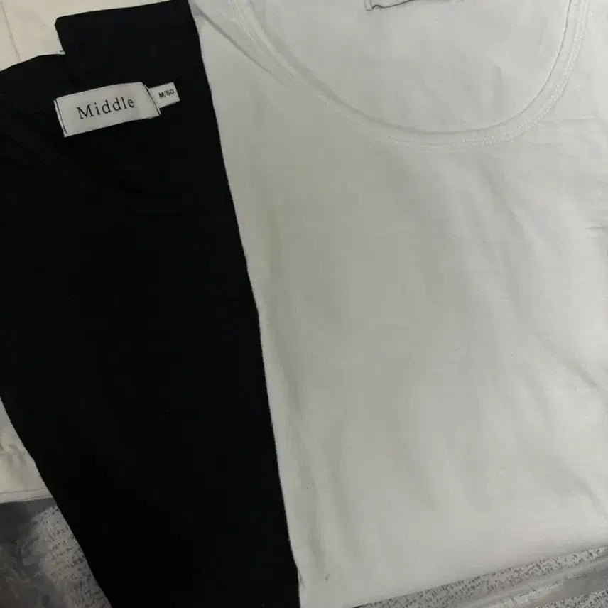[BUNJANG] U-Neck T-Shirt / U넥 티셔츠