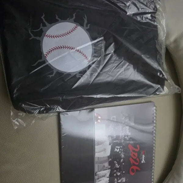 [BUNJANG] KT Wiz 2026 Calendar & Cooler Bag (Sealed) / KT위즈 2026 캘린더 & 보냉백 미개봉