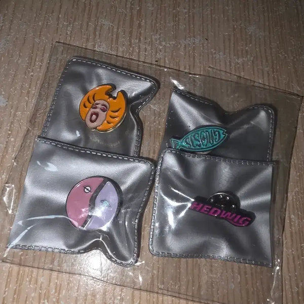 [BUNJANG] Hedwig and the Angry Inch Premiere Musical Merchandise Bundle Set Badge / 일괄) 헤드윅 초연 뱃지 뮤지컬 md 연뮤 뱃지 굿즈