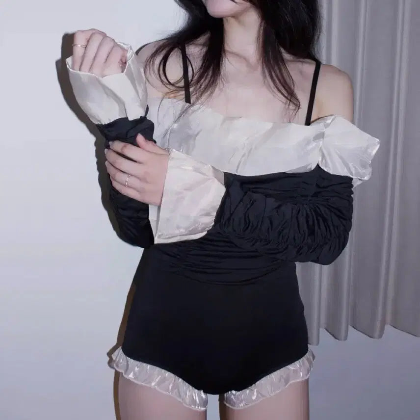 [BUNJANG] Black Frill Off-Shoulder Swimsuit / 블랙 프릴 오프숄더 수영복