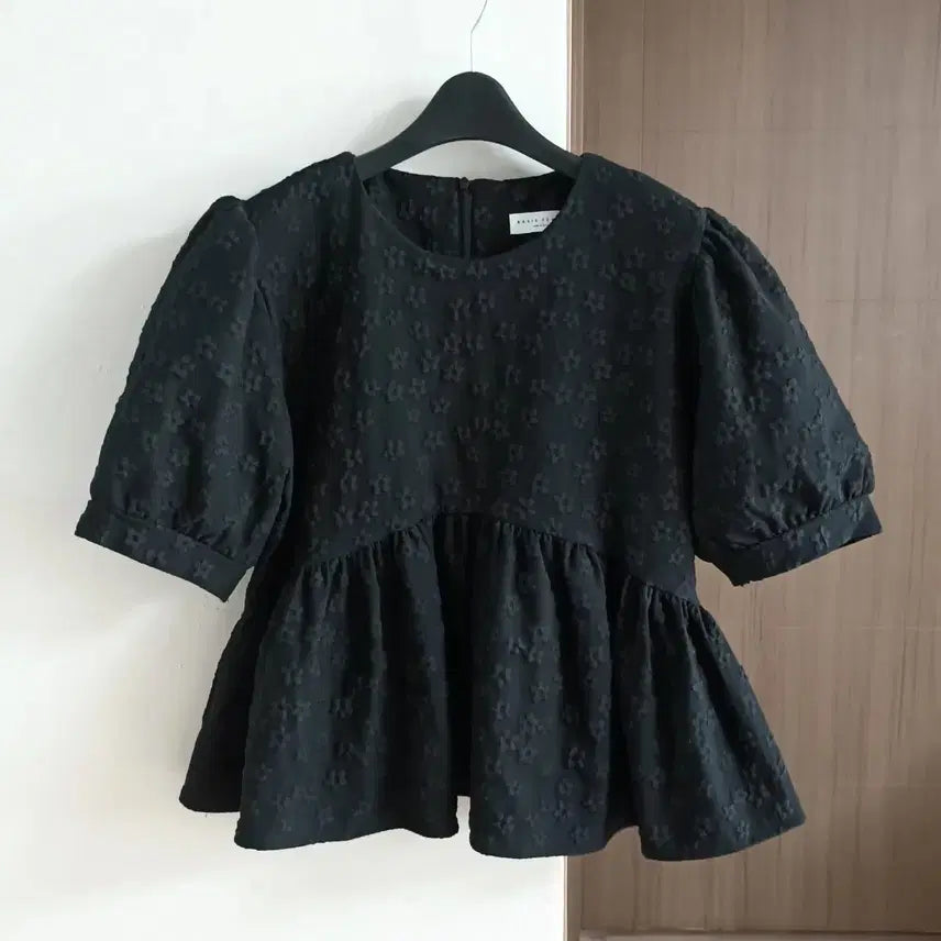 [BUNJANG] BASIC FEMME Black Embossed Volume Blouse / 새옷)BASIC FEMME 블랙 엠보 볼륨 블랴우스 66