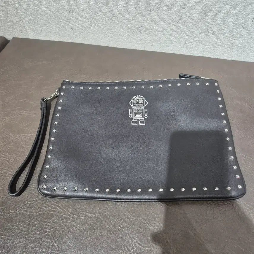 [BUNJANG] MCM Robot Stud Clutch Black / MCM 로봇 스터드 클러치 블랙