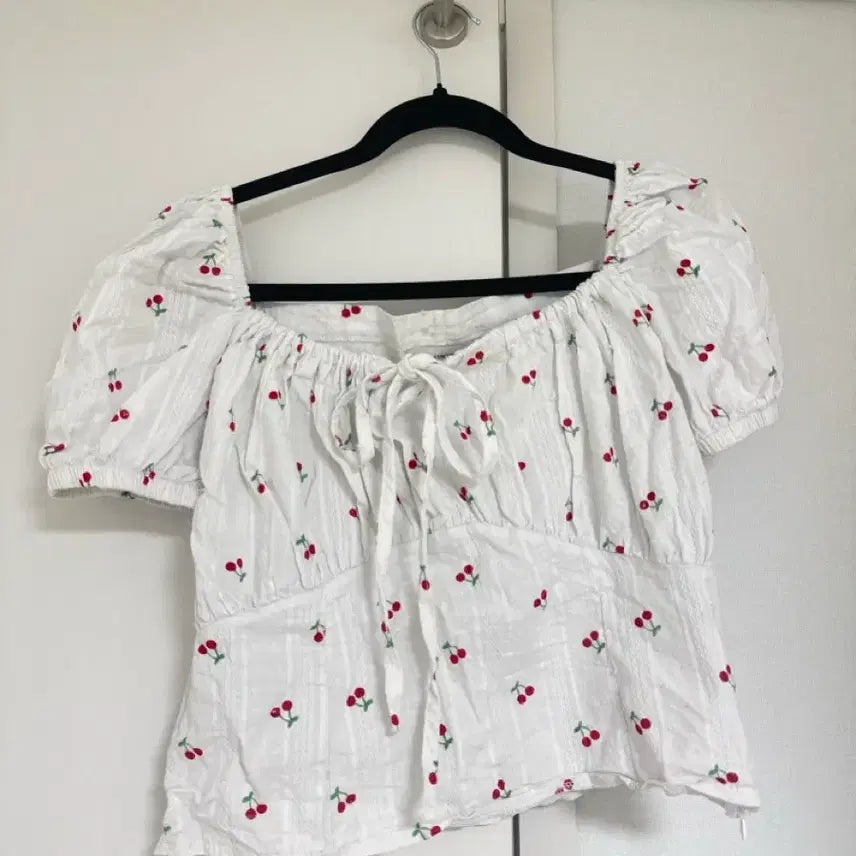 [BUNJANG] Dayrose Cherry Pattern Puff Sleeve Blouse White / 데이로제 에이블리 화이트 체리 패턴 퍼프 소매 블라우스