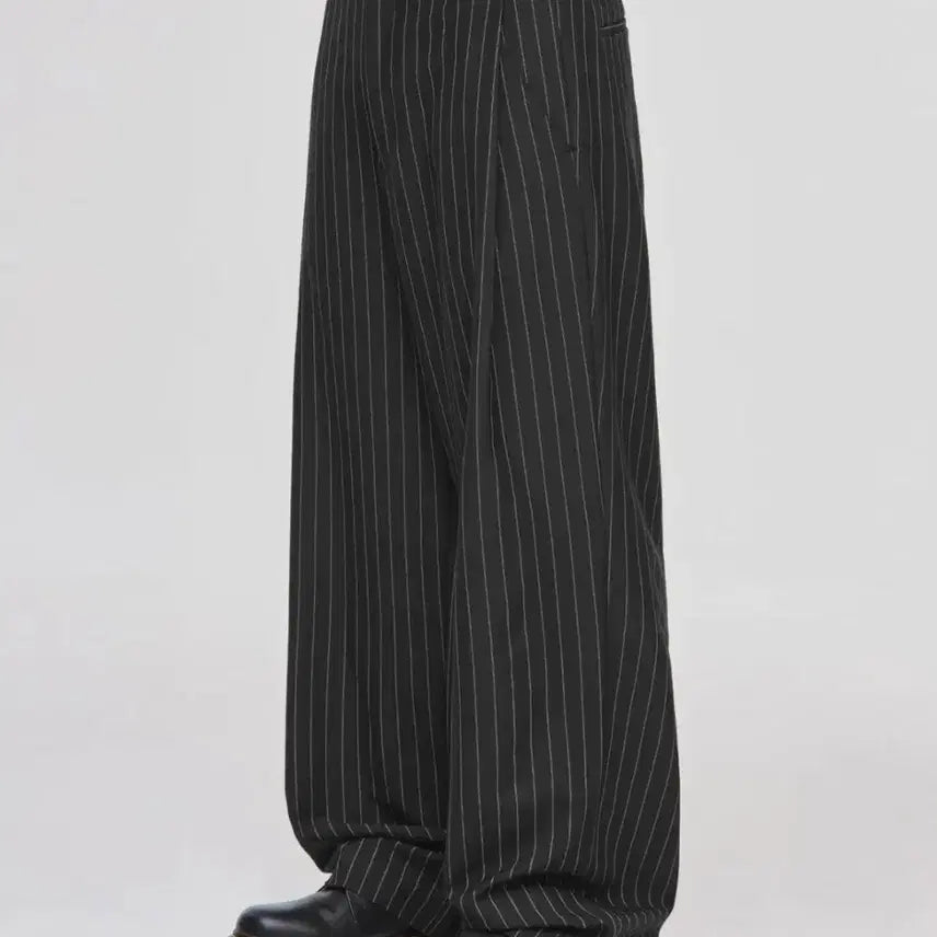 [BUNJANG] Signature Side Deep One-Tuck Slacks [Black Stripe] / 시그니처 사이드 딥 원턱 슬랙스[블랙스트라이프]