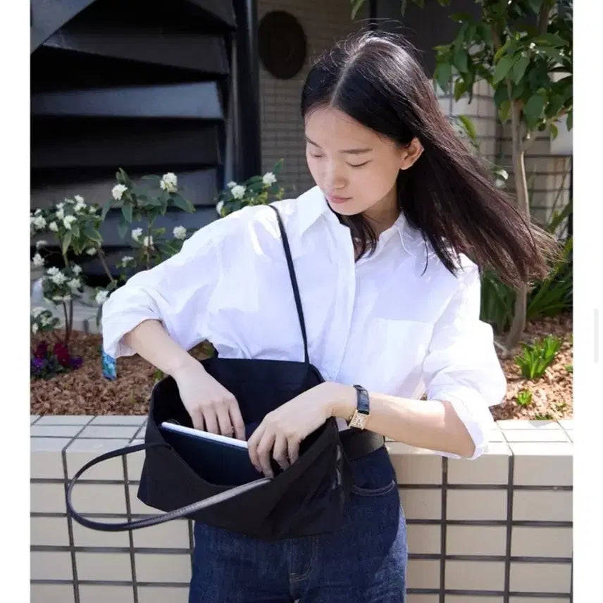[BUNJANG] AVAM Nylon Baguette Shopper Bag Black Shoulder Bag / 차정원 김나영백 아밤 AVAM 나일론 바게트 쇼퍼백 블랙 숄더백