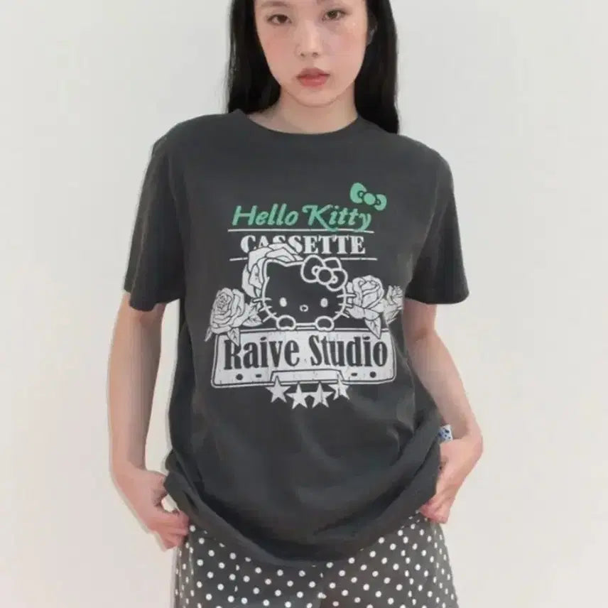 [BUNJANG] RAVE x Hello Kitty Rose Graphic Pigment Short Sleeve T-Shirt (Dark Gray, M) / [새상품] 레이브 X 헬로키티 로즈그래픽 피그먼트 반팔 티셔츠M (다크그레이)