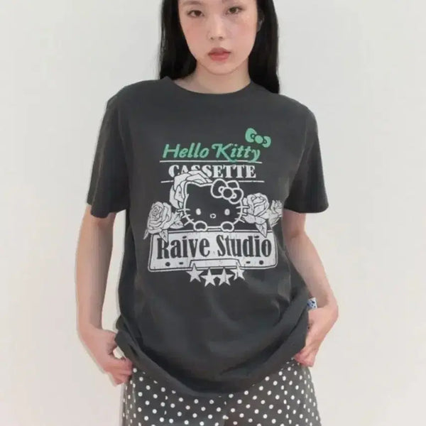 [BUNJANG] RAVE x Hello Kitty Rose Graphic Pigment Short Sleeve T-Shirt (Dark Gray, M) / [새상품] 레이브 X 헬로키티 로즈그래픽 피그먼트 반팔 티셔츠M (다크그레이)