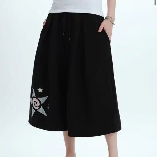 [BUNJANG] Bennet Check Star Appliqué Bermuda Pants [Black] / 무배)벤힛 체크 스타 아플리케 버뮤다 팬츠[블랙]