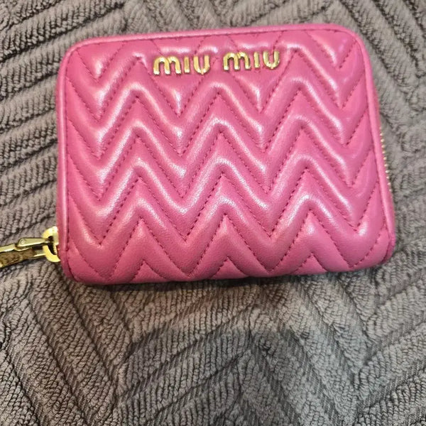 [BUNJANG] Miu Miu Matelassé Card Zip Wallet / 미우미우 마테라쎄 카드 지퍼 지갑(정품)
