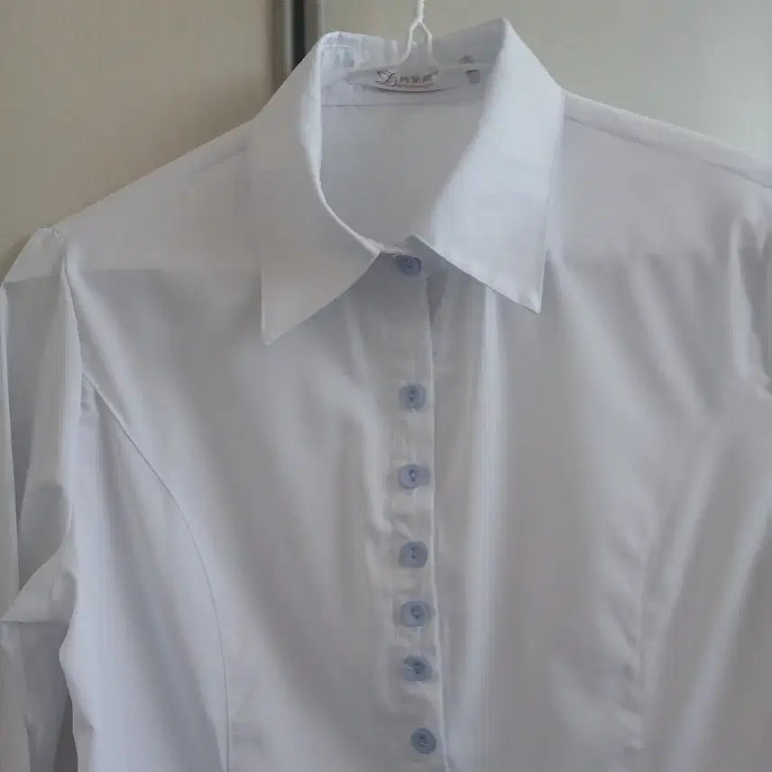 [BUNJANG] Spandex White Shirt with Light Blue Button Detail / 화이트 셔츠