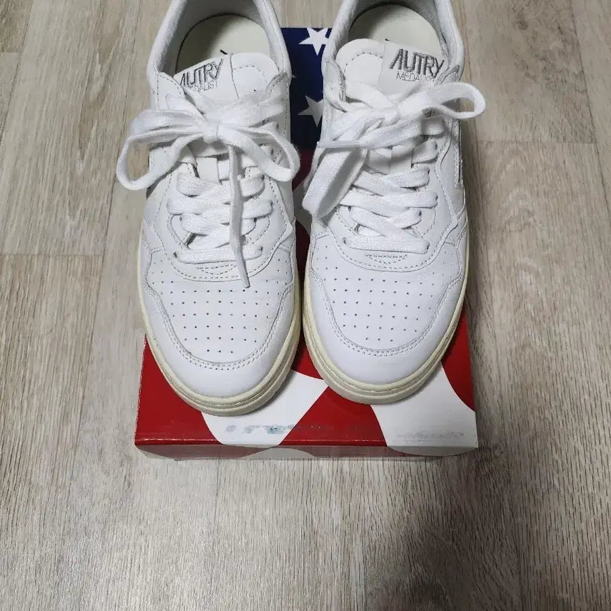 [BUNJANG] Autry Medalist Goat Skin (GG04) Size 39 Sneakers / 오트리 메달리스트 고트스킨(GG04) 39사이즈