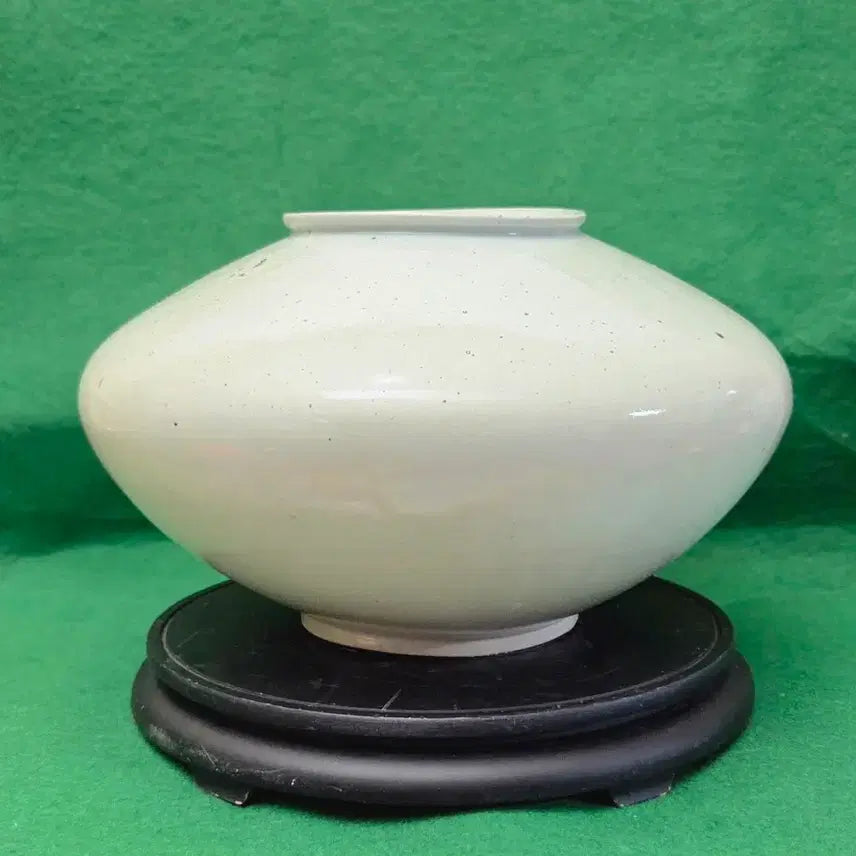 [BUNJANG] Im Hwa-gong Celadon Large Moon Jar / 임화공도자기 순백자 주판알 대형 항 아리(W:38cm)