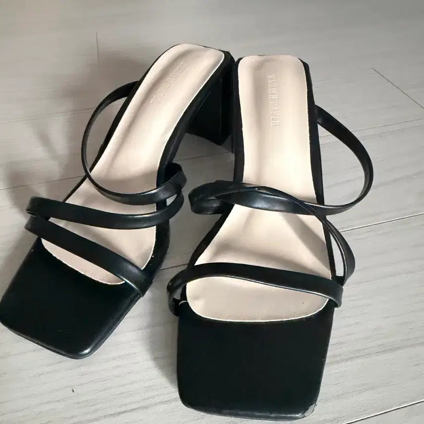 [BUNJANG] Black Strap Sandals (Size 225) / 스트랩 샌들 블랙225