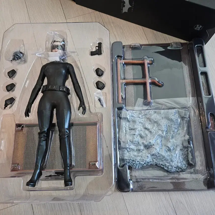[BUNJANG] Hot Toys Selina Kyle 2.0 Figure / 핫토이 셀리나카일 2.0 약하자 판매