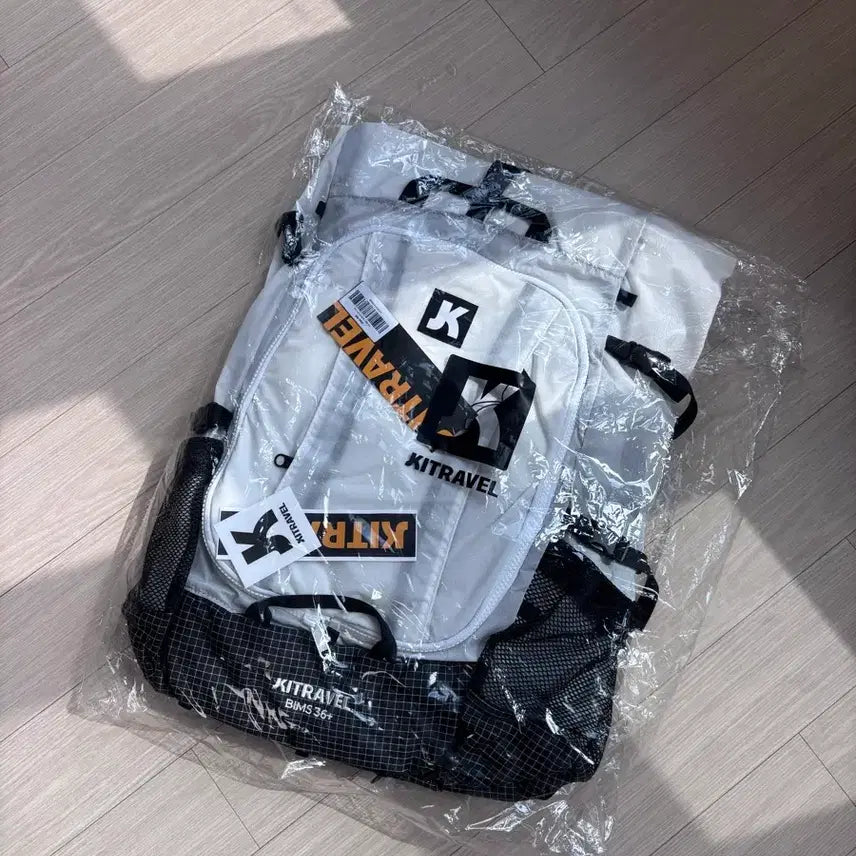 [BUNJANG] Kitravel Travel Backpack White / 키트래블 여행 백팩 화이트